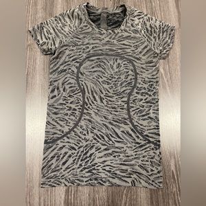 Lululemon swiftly tee Sz 6